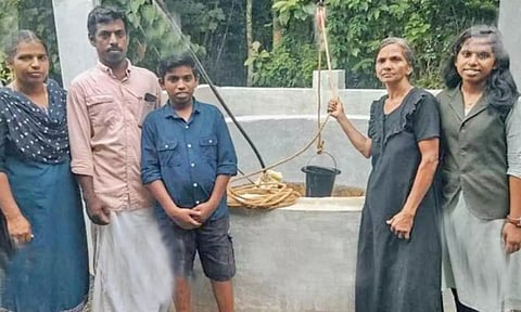 தண்ணீர் பிரச்சினையை தீர்க்க பிள்ளைகள் உதவியுடன் வீட்டில் 34 அடி ஆழ கிணறு தோண்டிய கட்டிட தொழிலாளி