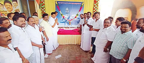 திருமங்கலத்தில் விவசாய அணி மாநில இணைச்செயலாளர் முத்துராமலிங்கம் தலைமையில்
வீரன் அழகுமுத்துக்கோன் படத்திற்கு மாலை அணிவித்து மரியாதை செலுத்தப்பட்ட காட்சி.