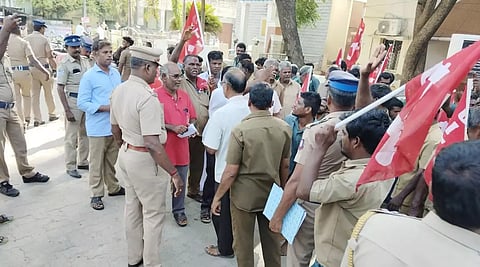 முற்றுகை போராட்டத்தில் ஈடுபட்ட துப்புரவு பணியாளர்கள். 