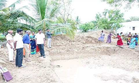 ஜோலார்பேட்டை அடுத்த புள்ளானேரி பகுதியில் நடைபெறும் பண்ணை குட்டை அமைக்கும் பணியை கலெக்டர் பாஸ்கர பாண்டியன் பார்வையிட்ட காட்சி.