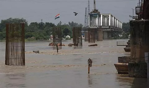 டெல்லி யமுனை ஆற்றில் கடும் வெள்ளப்பெருக்கு- 144 தடை உத்தரவு