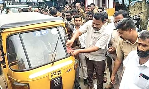கூடலூரில் ஆட்டோக்களுக்கு ஸ்டிக்கர் ஒட்டும் பணி தொடங்கியது