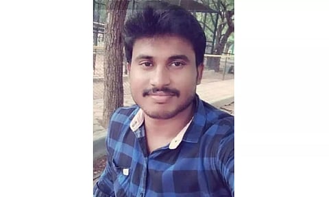 அரசு பள்ளி ஆசிரியர் உடல் உறவினர்களிடம் ஒப்படைப்பு