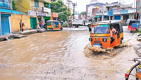 சேலம் களரம்பட்டி மெயின் ரோடு பகுதியில் சாலை நடுவே மழை நீர் தேங்கி பெரிய குட்டை போல் காட்சியளிக்கிறது.