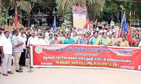 தமிழ்நாடு அரசு ஊழியர் சங்கத்தினர் ஆர்ப்பாட்டத்தில் ஈடுபட்டனர்.