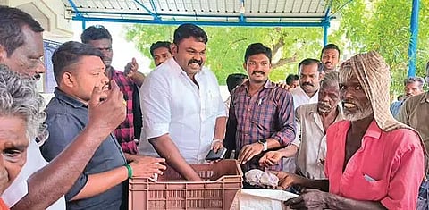 ராஜா எம்.எல்.ஏ. பொதுமக்களுக்கு மதிய உணவு வழங்கிய காட்சி.