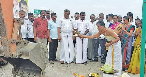 ராதாபுரம் ஒன்றியத்தில் ரூ.10 கோடி மதிப்பீட்டில் தார்ச்சாலை அமைக்கும் பணி