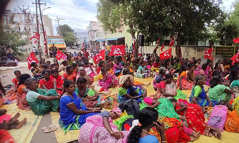 போராட்டத்தில் ஈடுபட்டுள்ள மலைவாழ் மக்கள்.
