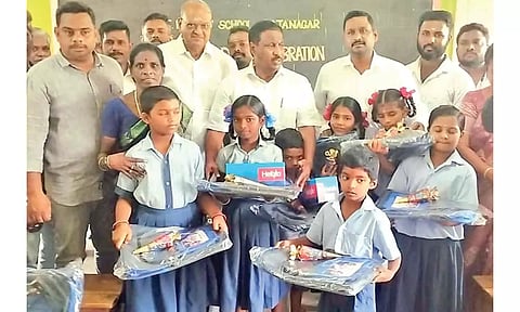 மாணவர்களுக்கு புத்தக பைகளை நேரு எம்.எல்.ஏ., கோஜிரியோ கராத்தே சங்கத்தின் மாநில பொதுச் செயலாளர் கராத்தே சுந்தர்ராஜன் ஆகியோர் வழங்கிய காட்சி. 
