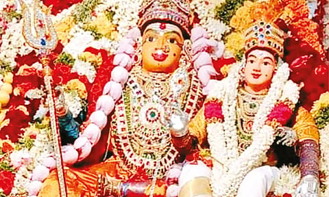 சிவகங்கை பிள்ளைவயல் காளி கோவிலில் பூச்சொரிதல் விழா