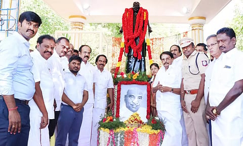 விருதுநகர் நினைவு இல்லத்தில் காமராஜர் சிலைக்கு அமைச்சர்கள் சாத்தூர் ராமச்சந்திரன், தங்கம் தென்னரசு, மனோ தங்கராஜ் ஆகியோர் மாலை அணிவித்தனர்.