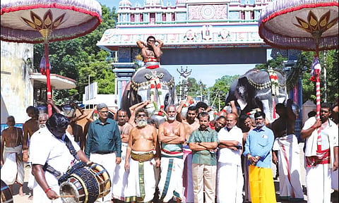 புனித நீர் வெள்ளி குடத்தில் சேகரிக்கப்பட்டு யானை மீது வைத்து ஊர்வலமாக எடுத்து வந்த போது எடுத்த படம்.