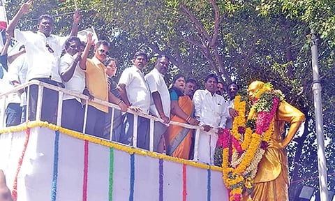 அ.ம.மு.க.வினர் மாநில செயலாளர்கள் யூ.சி.ஆறுமுகம், எஸ்.டி.சேகர் தலைமையில் காமராஜர் சிலைக்கு மாலை அணிவித்த காட்சி