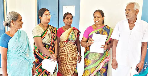 ஊராட்சி மன்ற கூட்டத்தில் வெளிநடப்பு செய்த கவுன்சிலர்கள்.