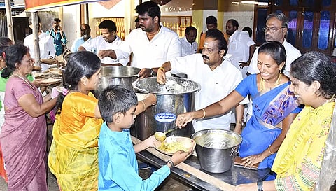 பிள்ளை வயல் காளியம்மன் கோவில் பூச்சொரிதல் விழாவில் கலந்து கொண்ட பக்தர்க–ளுக்கு நகர்மன்ற தலைவர் துரைஆனந்த் அன்னதானம் வழங்கினார். இதில் நகர்மன்ற உறுப்பினர்கள் அயூப்கான், வீனஸ் ராமநாதன், ஜெயகாந்தன், ராமதாஸ், கார்த்தி, மகளிரணி திலகவதி மற்றும் நகர தி.மு.க. நிர்வாகிகள் கலந்து கொண்டனர்.