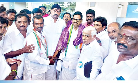 மதுரை விமான நிலையத்தில் கே.எஸ்.அழகிரியை காங்கிரஸ் நிர்வாகிகள் வரவேற்றனர்.