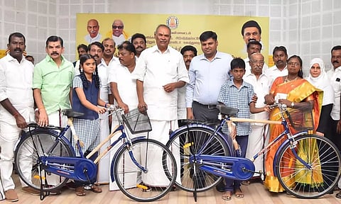 பள்ளி மாணவ- மாணவிகளுக்கு இலவச சைக்கிள் வழங்கும் நிகழ்ச்சியை சபாநாயகர் அப்பாவு தொடங்கி வைத்தார். 