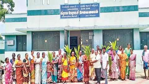 விவசாயிகளுக்கு பரமத்தி வட்டார வேளாண்மை உதவி இயக்குனர் கோவிந்தசாமி தென்னங்கன்றுகளை வழங்கிய காட்சி. 
