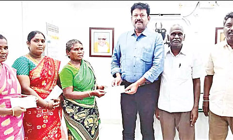 தூய்மைப்பணியாளர்களுக்கு வைப்புத் தொகை வழங்கப்பட்டக் காட்சி.