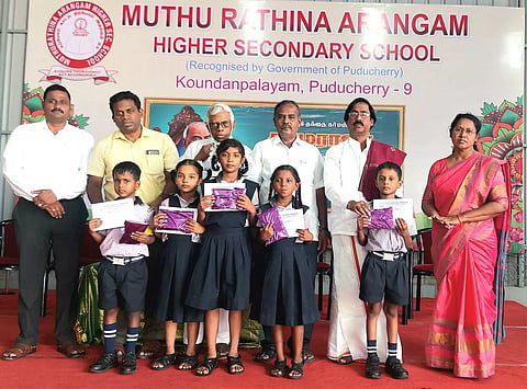 விழாவில் வெற்றி பெற்ற மாணவர்களுக்கு பரிசு வழங்கிய காட்சி.