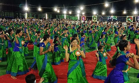 உற்சாகமாக நடனமாடிய பெண்கள்.