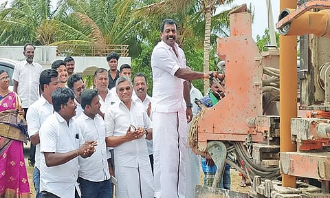 ஆழ்துளை கிணறு அமைக்கும் பணியை நெல்லை மாவட்ட பஞ்சாயத்து தலைவர் வி.எஸ்.ஆர்.ஜெகதீஷ் தொடங்கி வைத்த காட்சி.