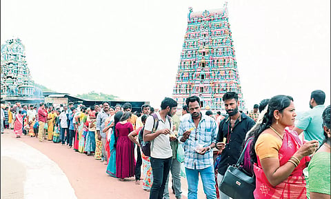 திருத்தணி முருகன் கோவிலில் திரண்ட பக்தர்கள் கூட்டம்