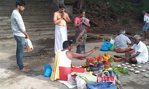 காவிரி ஆற்றில் பொதுமக்கள் முன்னோர்களுக்கு திதி கொடுத்த காட்சி.