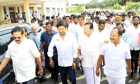 விளையாட்டு மைதானத்தில் அமைச்சர் உதயநிதி ஸ்டாலின் ஆய்வு