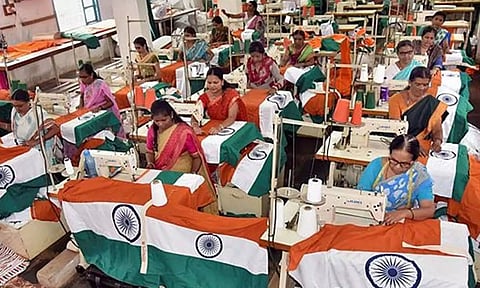 சுதந்திர தினத்தையொட்டி கோவையில் தேசிய கொடி தயாரிப்பு பணிகள் தீவிரம்- ஆர்டர்கள் குவிவதால் தொழிலாளர்கள் மகிழ்ச்சி