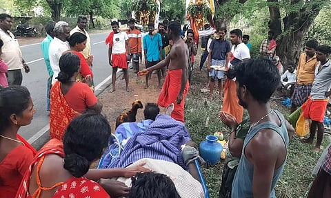 கவியரசன் முன்பு ஆடு பலியிட்டு நேர்த்தி கடன் செலுத்திய காட்சி.