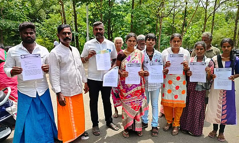 மனு அளிக்க வந்தவர்களை படத்தில் காணலாம்.