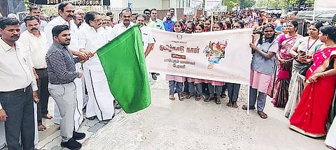 பள்ளி மாணவர்களின் விழிப்புணர்வு பேரணியை அமைச்சர் சாத்தூர் ராமச்சந்திரன் கொடியசைத்து தொடங்கி வைத்தார். அருகில் கலெக்டர் ஜெயசீலன், சீனிவாசன் எம்.எல்.ஏ. உள்பட பலர் உள்ளனர்.