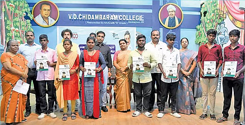 நான் முதல்வன் - உயர்வுக்குப்படி புத்தகங்களை மாணவர்களுக்கு அமைச்சர் கீதாஜீவன் வழங்கினார்.