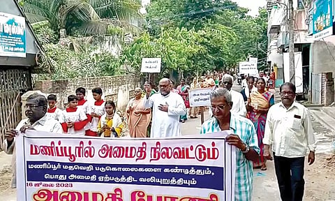 மயிலாடுதுறையில் அமைதி பேரணி நடந்தது.