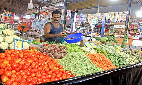 பாளை மார்க்கெட்டில் விற்பனைக்காக வைக்கப்பட்டுள்ள காய்கறிகள்.