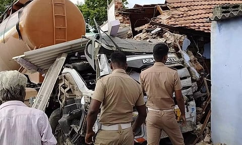 தீயணைப்பு வீரர்கள் மீட்பு பணியில் ஈடுபட்ட காட்சியையும் படத்தில் காணலாம்.