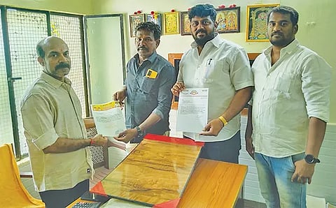நெடுஞ்சாலைத்துறை கோட்ட பொறியாளரிடம், கவுன்சிலர் பவுல்ராஜ் மனு அளித்த போது எடுத்த படம்.