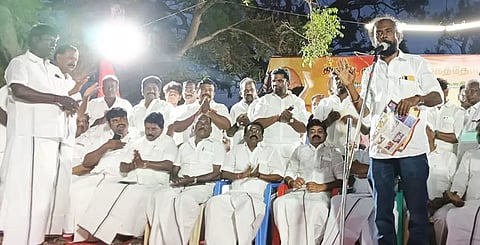 திருப்புல்லாணியில் நடைபெற்ற நிகழ்ச்சியில் தமிழக மக்கள் எழுச்சி கழக தலைமை ஒருங்கிணைப்பாளர் ராஜேந்திரன் பேசிய காட்சி.