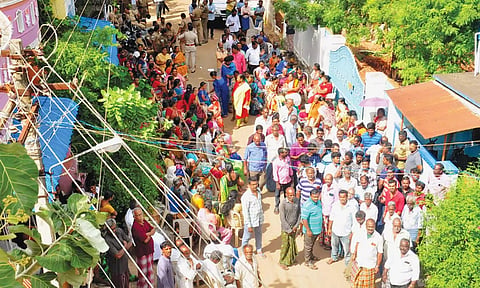 செல்போன் டவர் அமைக்க எதிர்ப்பு தெரிவித்து பொதுமக்கள் மீண்டும் போராட்டம்: போலீஸ் குவிப்பு-பதட்டம்