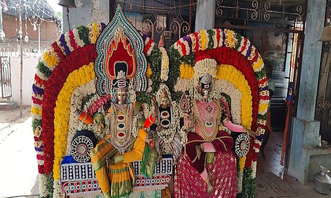 சிறப்பு அலங்காரத்தில் முத்தாலம்மன் அருள்பாலித்த காட்சி.