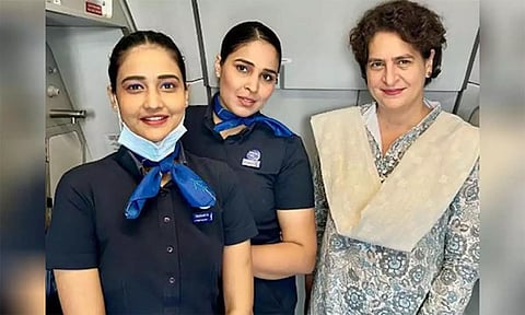 பிரியங்கா காந்தியை கவர்ந்த இண்டிகோ விமான பணிப்பெண்கள்