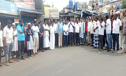 ஆர்ப்பாட்டத்தில் ஈடுபட்டவர்களை படத்தில் காணலாம்.