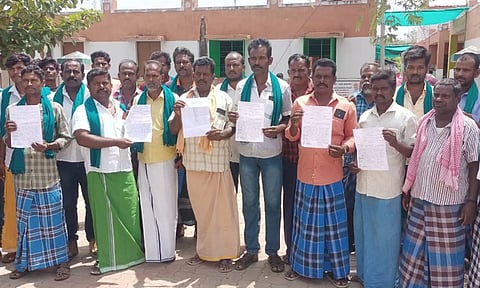 முற்றுகை போராட்டத்தில் ஈடுபட்ட விவசாயிகள்.