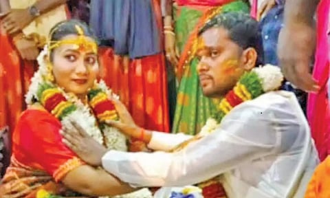 மாரிமுத்து உமாமகேஸ்வரியை திருமணம் செய்து கொண்ட போது எடுத்தப்படம்.