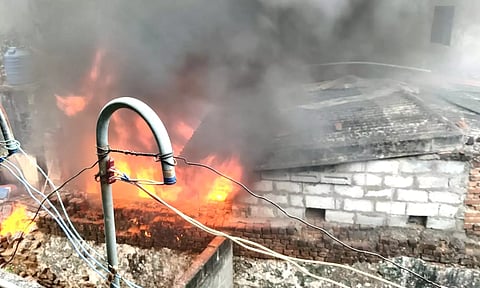காரமடையில் பழக்கடை குடோனில் தீ விபத்து