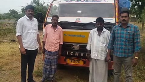 ரேசன் அரிசி கடத்திய லாரியையும், கைது செய்யப்பட்ட 2 பேரையும் படத்தில் காணலாம். 
