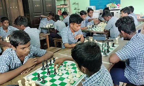 சதுரங்கம் விளையாடும் மாணவர்கள்.