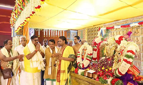 திருப்பதி பெருமாள் ஊஞ்சல் உற்சவ சேவை சங்கமித்ரா கன்வென்சன் சென்டரில் இன்று நடந்தது. நிகழ்ச்சியில் திரளான பக்தர்கள் சாமி தரிசனம் செய்தனர். அருகில் அமைச்சர் நமச்சிவாயம், புதுவை வேதபாரதி தலைவர் சிவசங்கர் எம்.எல்.ஏ. உள்ளனர்.