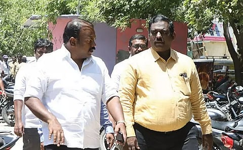 தூத்துக்குடி அரசு மருத்துவமனை அருகில் மேயர் ஜெகன் பெரியசாமி, கமிஷனர் தினேஷ்குமார் ஆகியோர் ஆய்வு நடத்திய காட்சி.